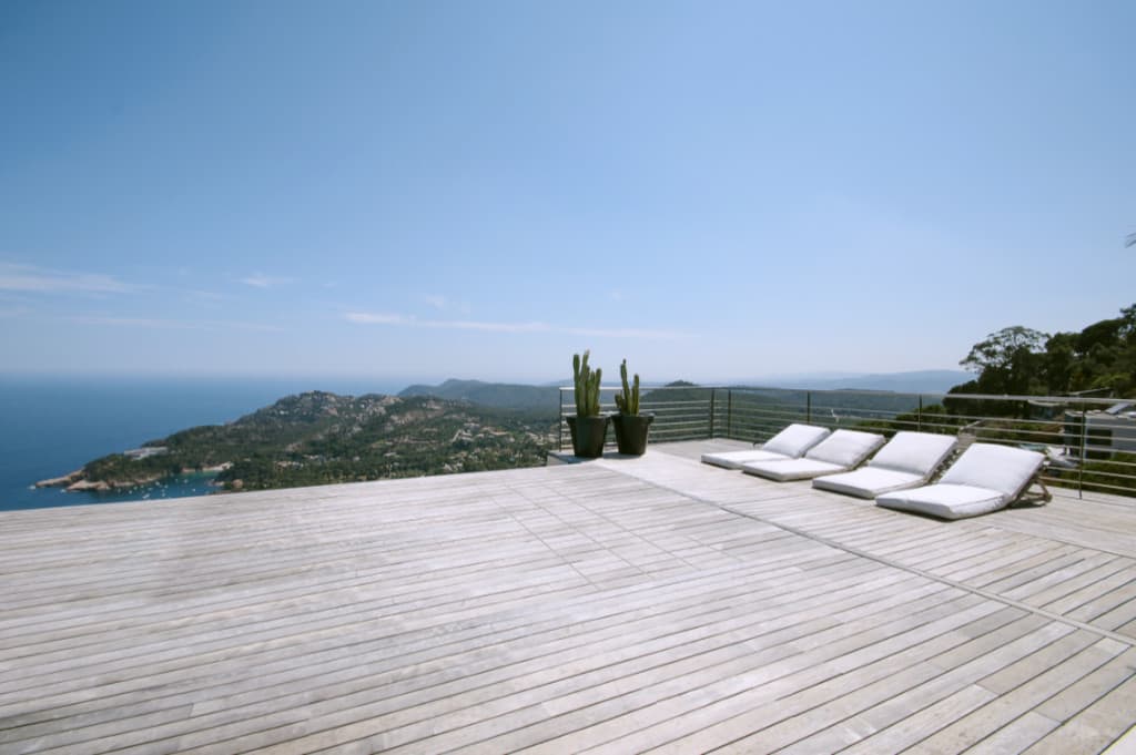 Interactive photo of movable floor of swimming pool