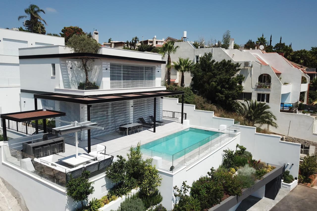 Video of movable swimming pool floor