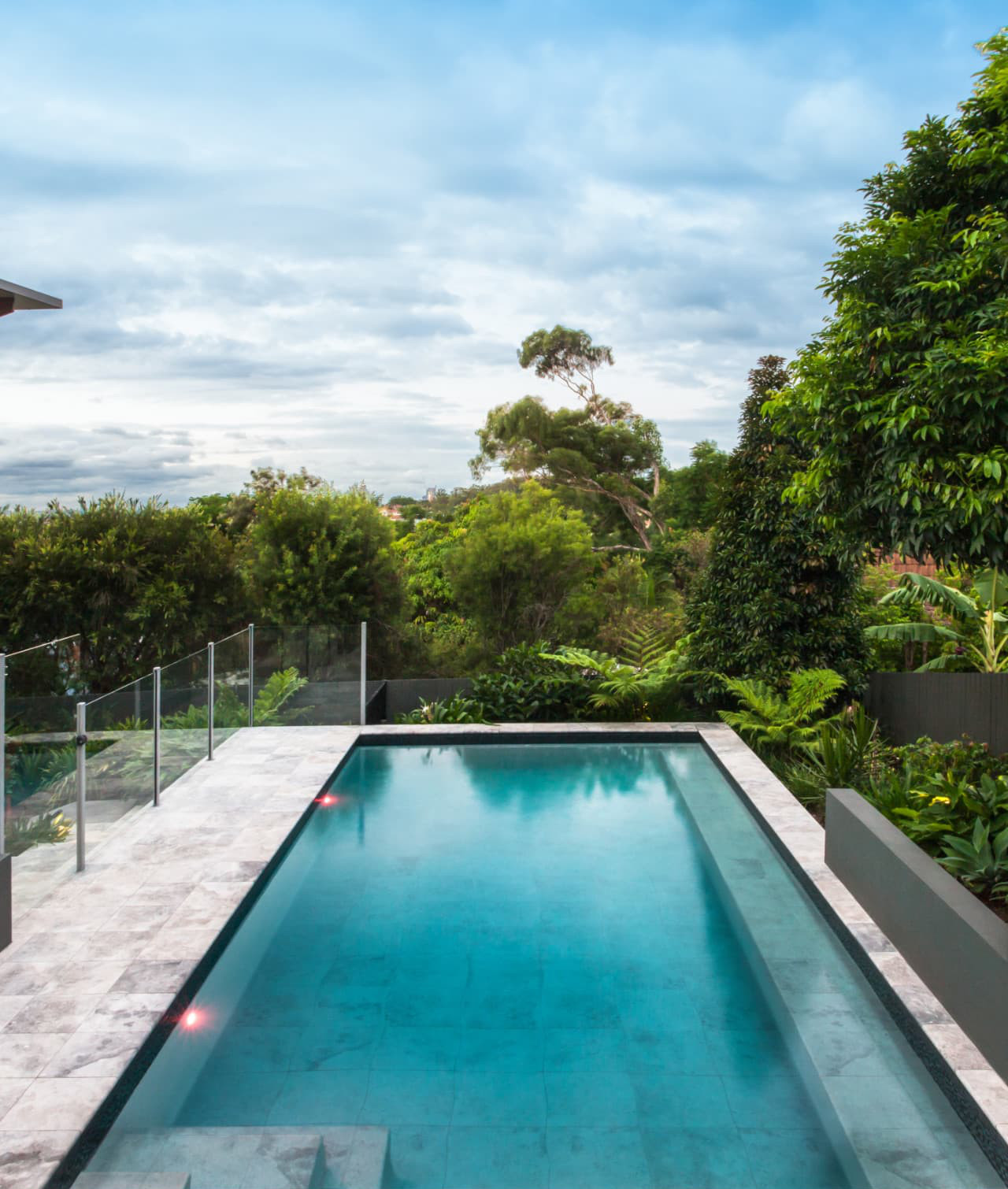 Vertically movable floor of pool in the terrace