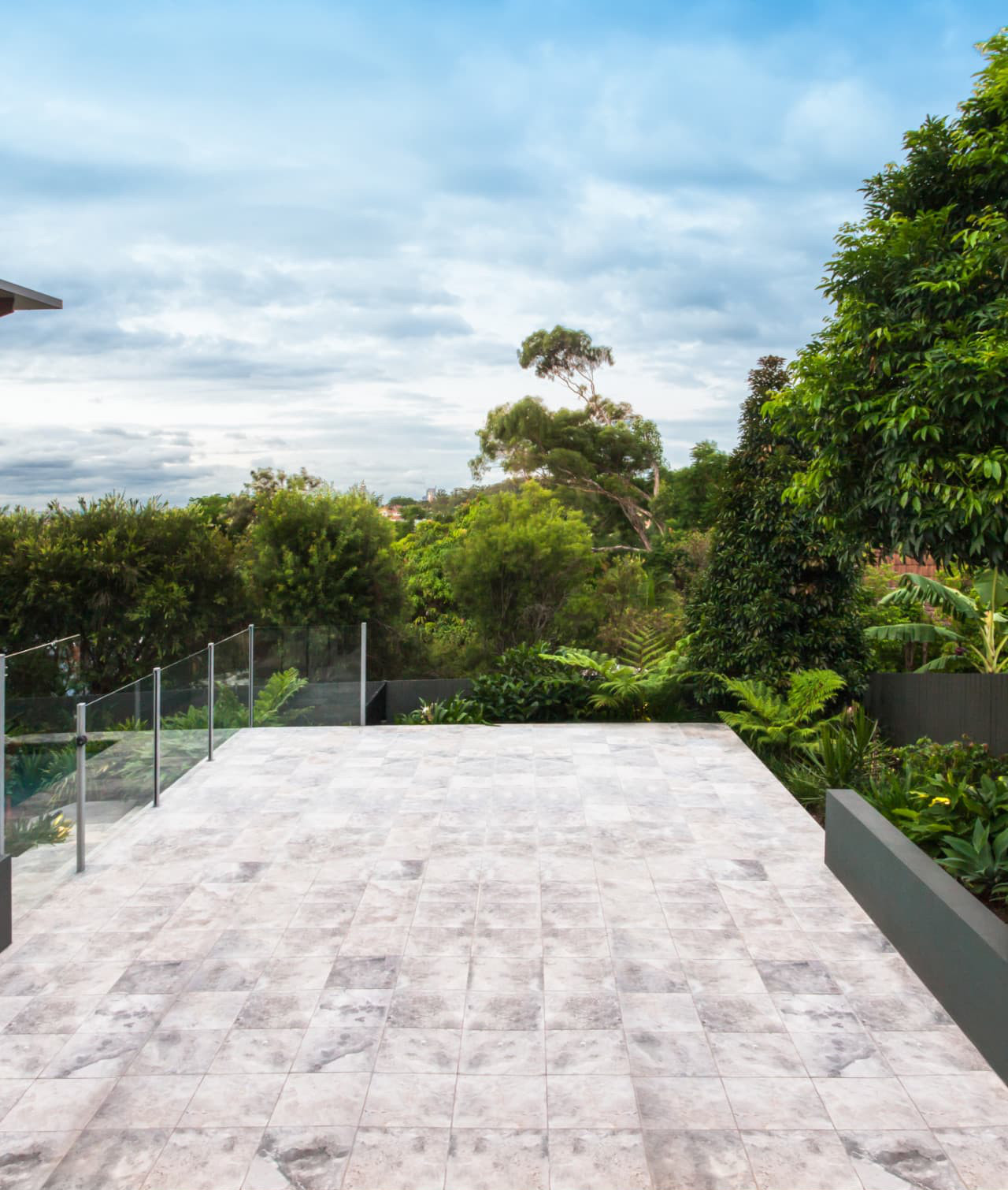 Vertically movable floor of pool in the terrace