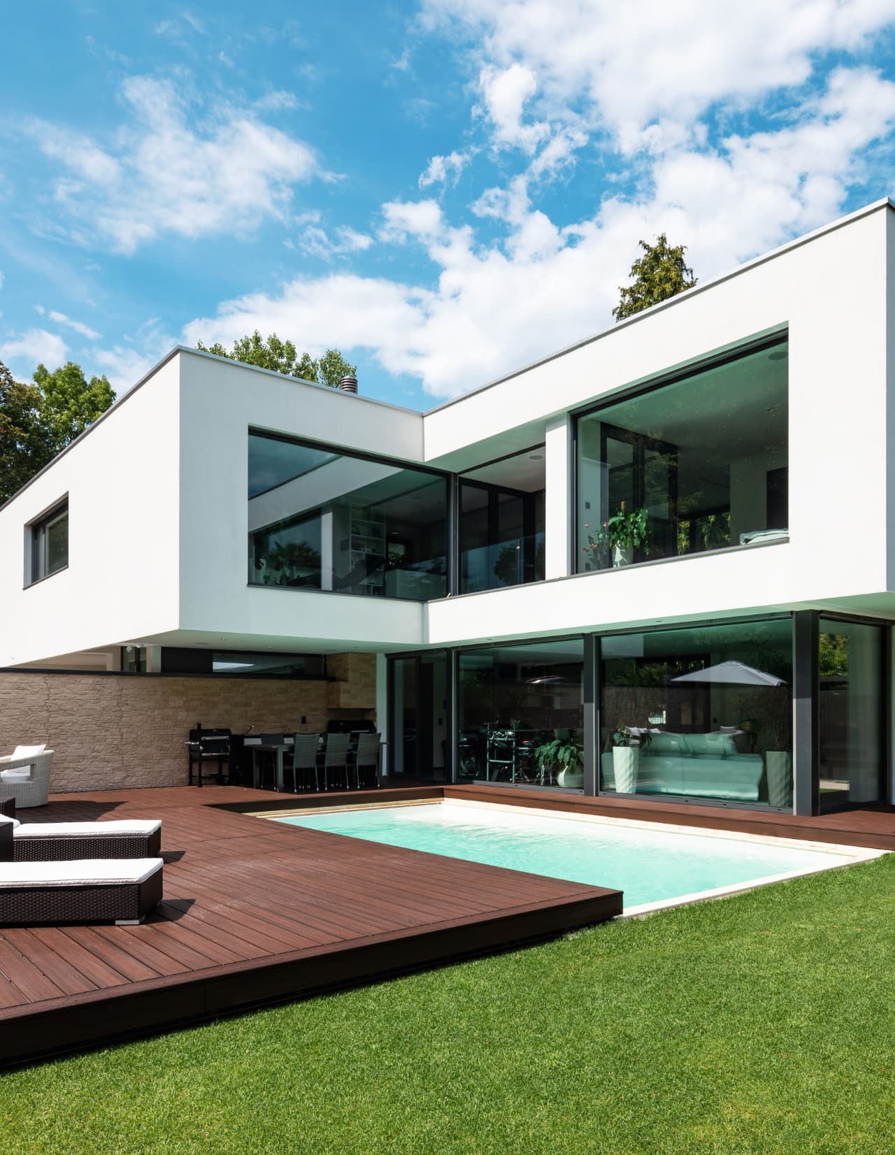 Horizontal movable sliding deck of swimming pool