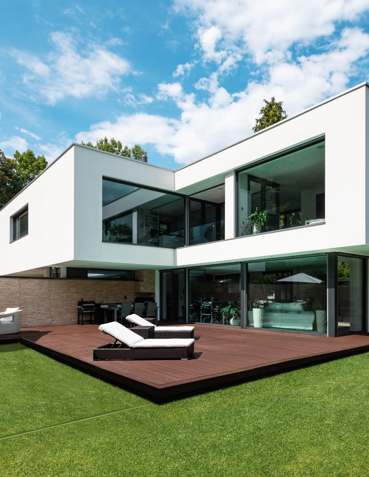 Horizontal movable sliding deck of swimming pool