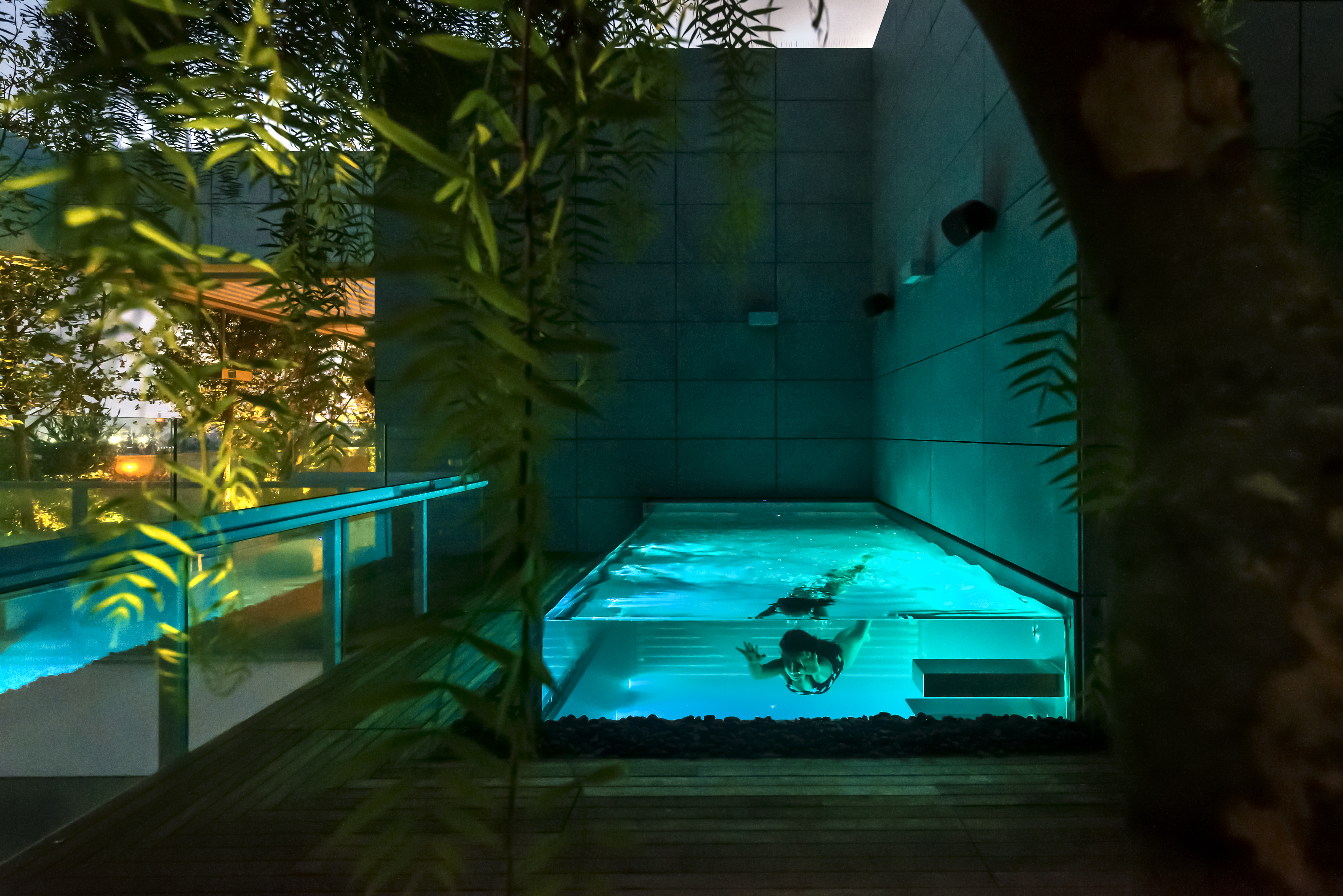 Glass rooftop pool by IMAGINOX Group