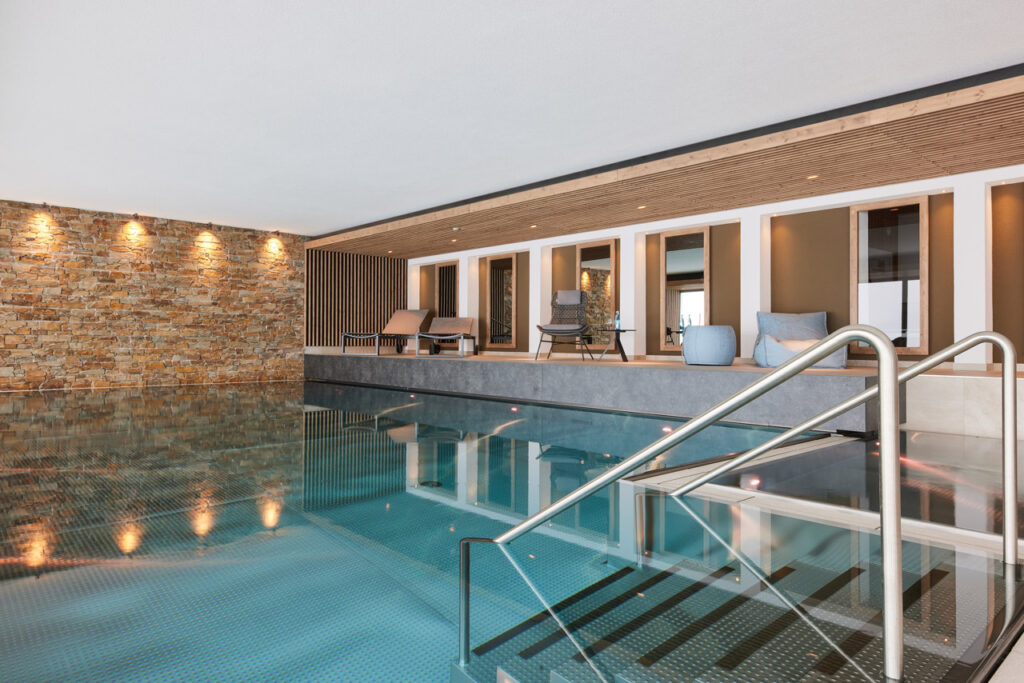 Stainless steel pool IMAGINOX in hotel wellness