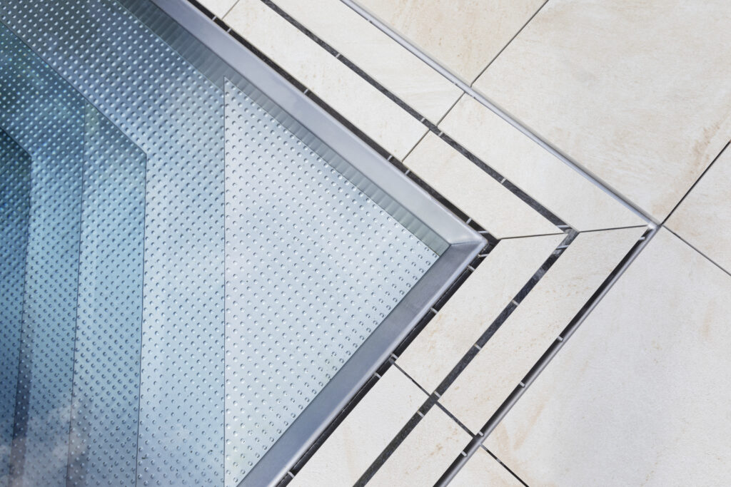 Detail of IMAGINOX pool overflow and modern stairs