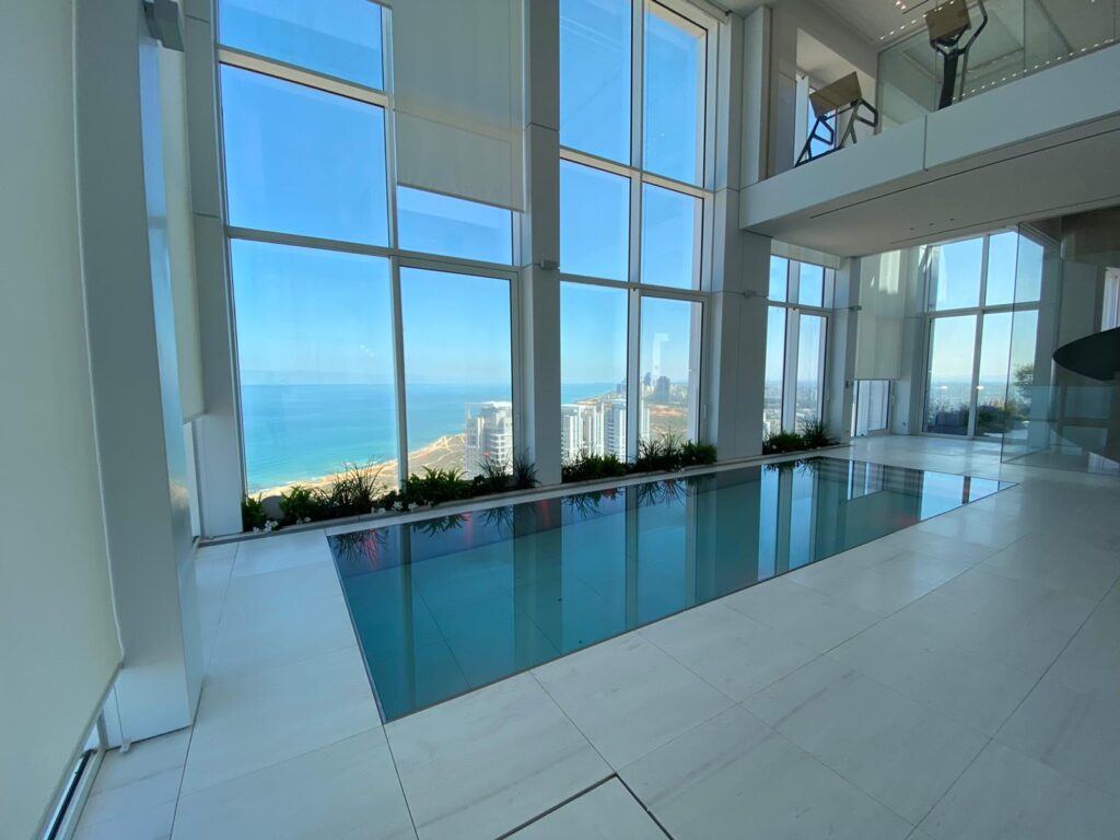 Swimming pool with sea view by IMAGINOX group