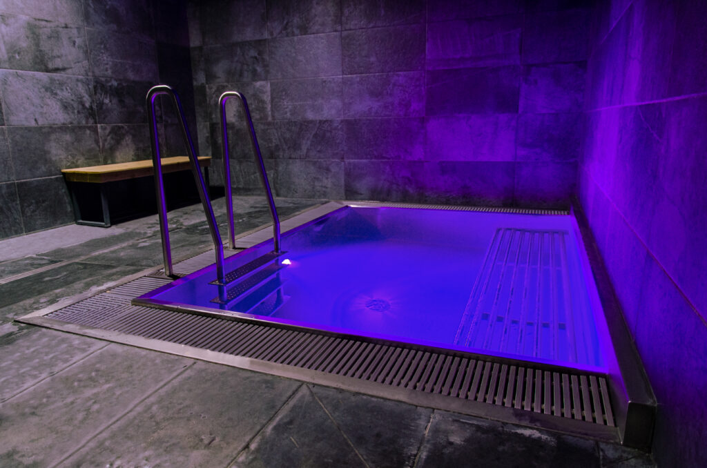 IMAGINOX cooling pool with a tube bench