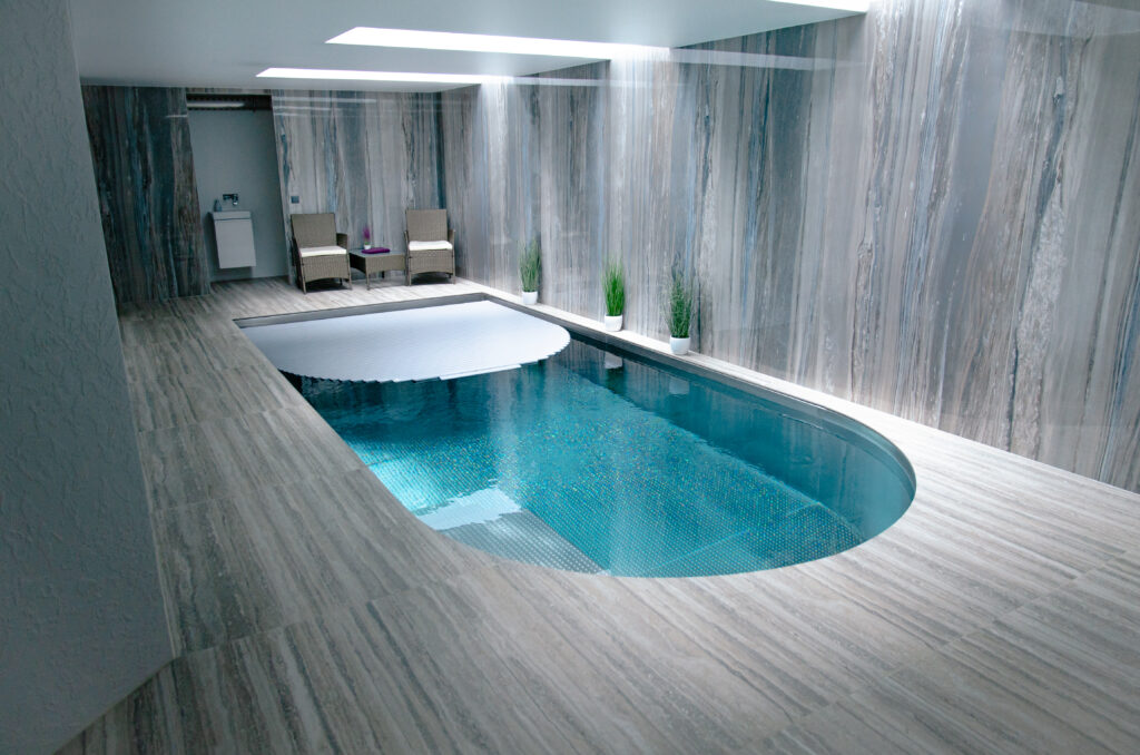 Individual skimmer pool with a lamella cover