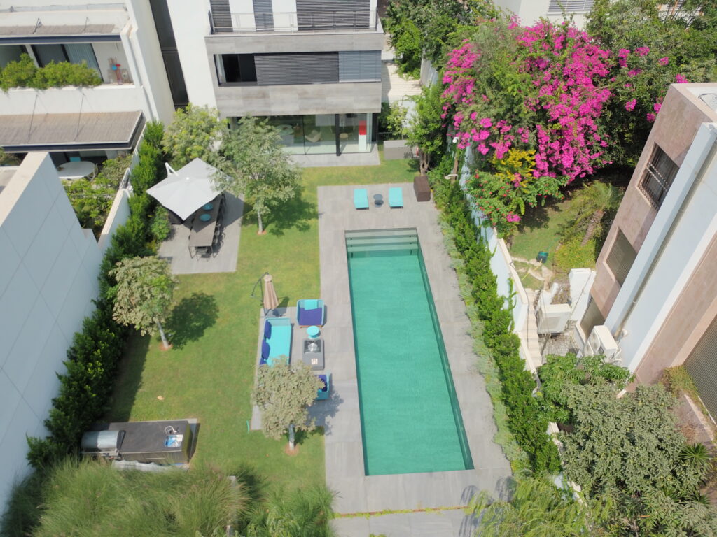 Luxury pool with adjustable depth