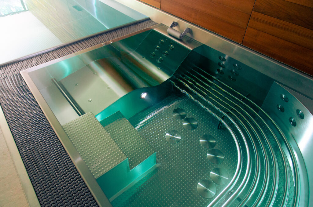 Overflow stainless steel whirlpool in the private spa