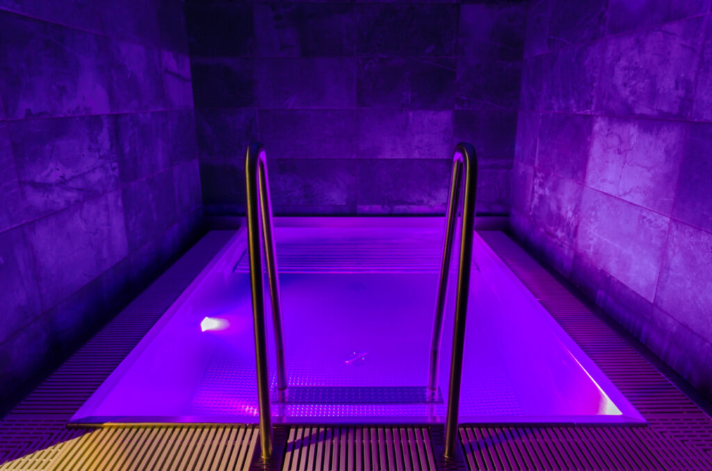 Stainless-steel plunge pool in modern spa