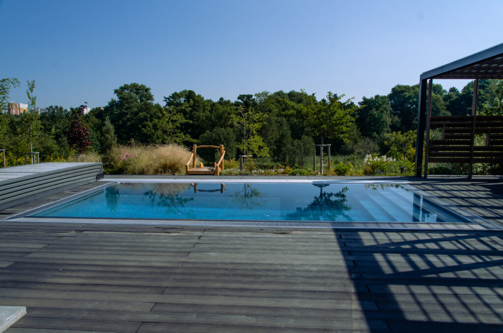 Stainless steel pool IMAGINOX on the terrace of the family house