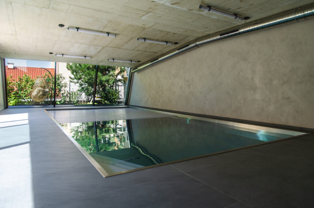 Stainless steel pool with a automatic roller shutter IMAGINOX