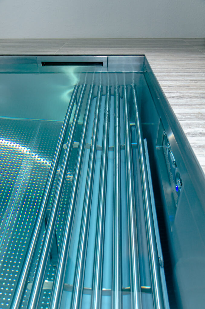 Stainless steel tube bench in the IMAGINOX pool