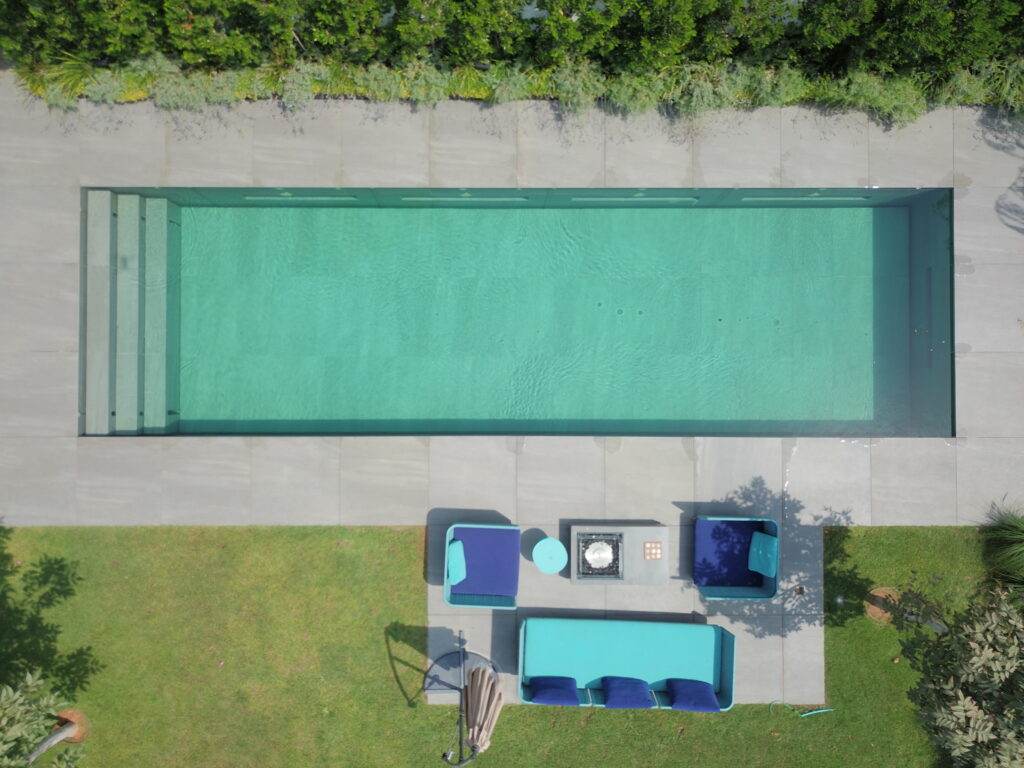 The wide staircase does not prevent the move