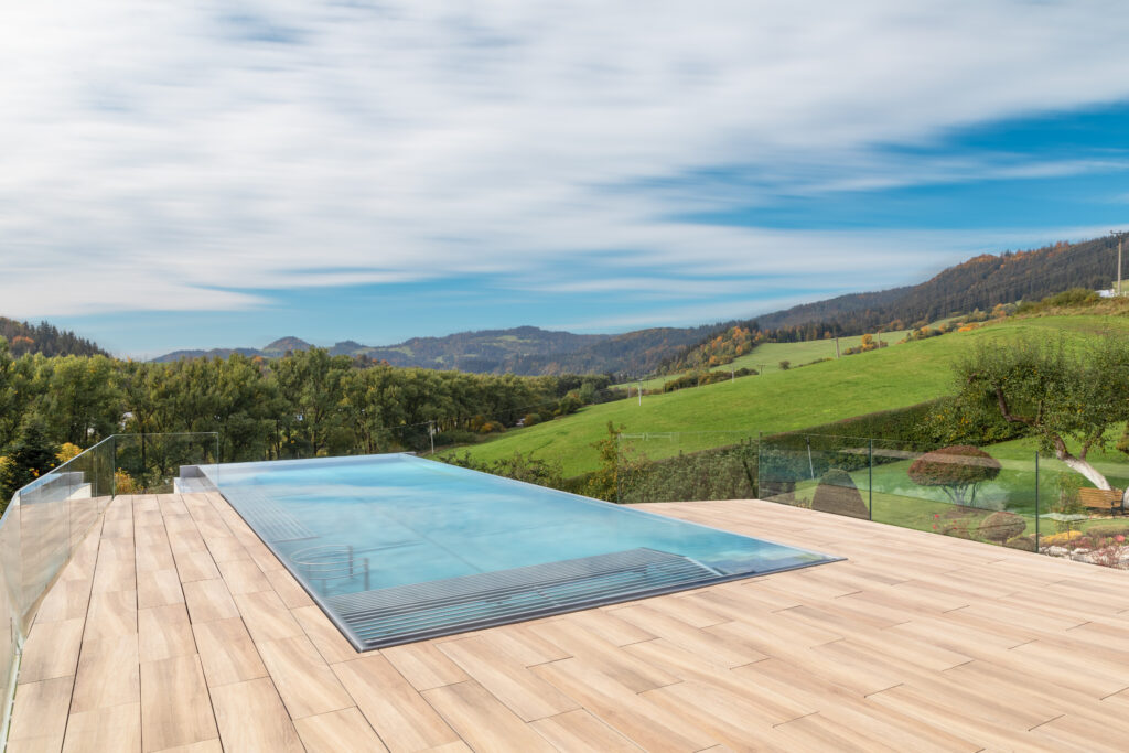 Pool equiped with tube benches