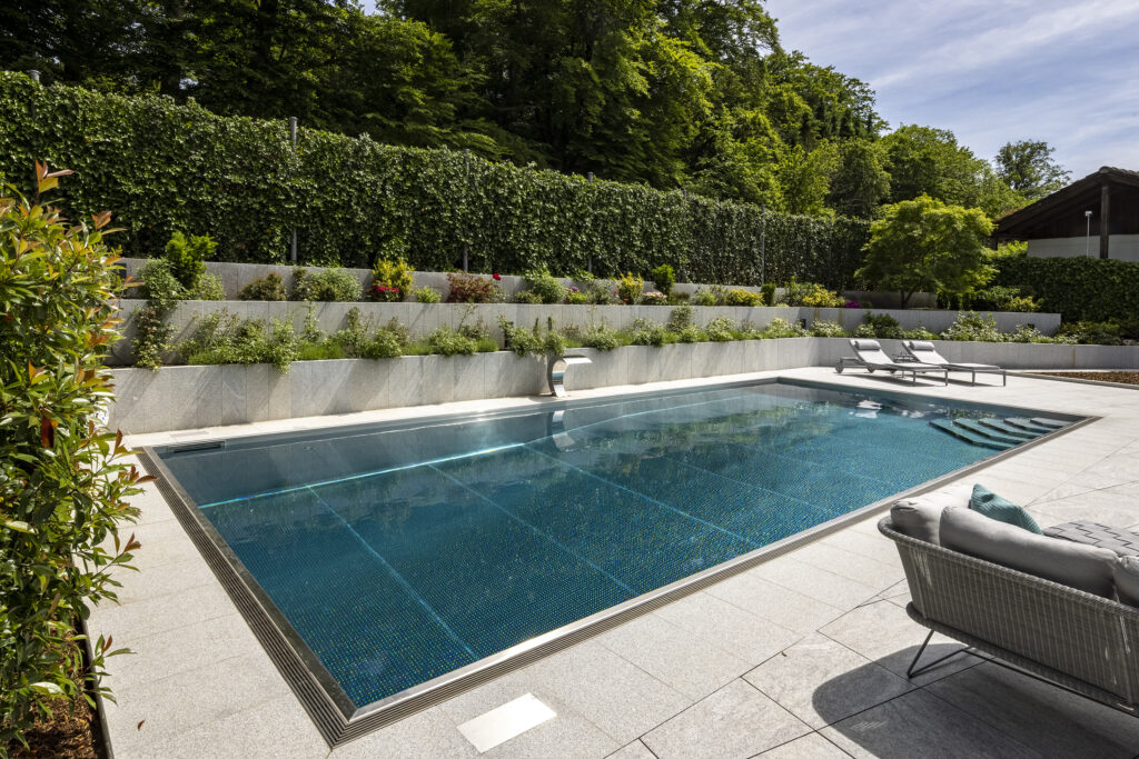 Stainless steel pool with a lowered bottom