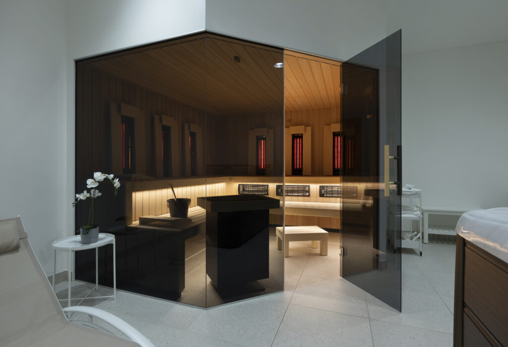 Tailor-made TAO sauna with design all glass front wall