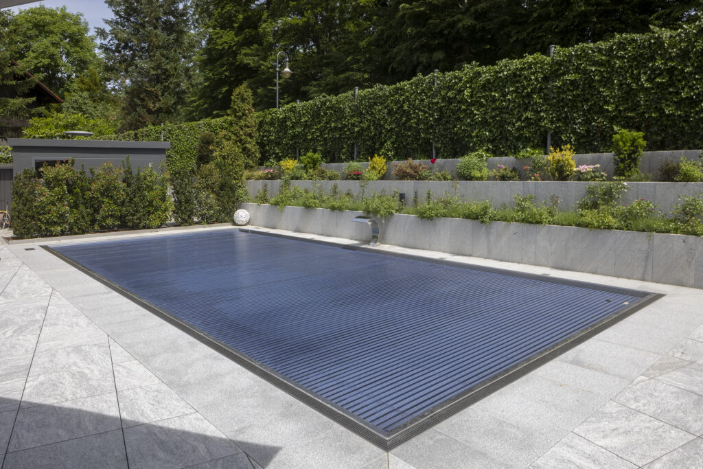 The pool is equipped with a lamella cover