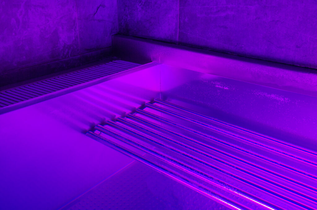 Tube bench in a cooling pool