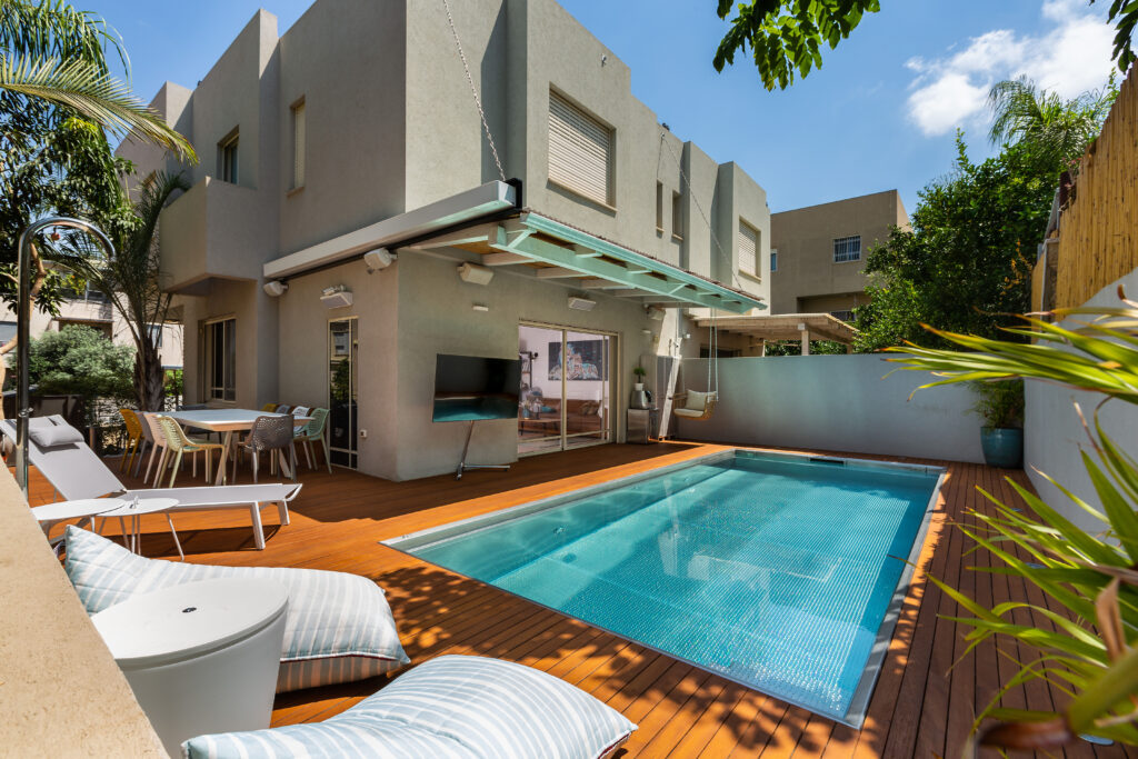 IMAGINOX stainless steel pool at the wooden terrace