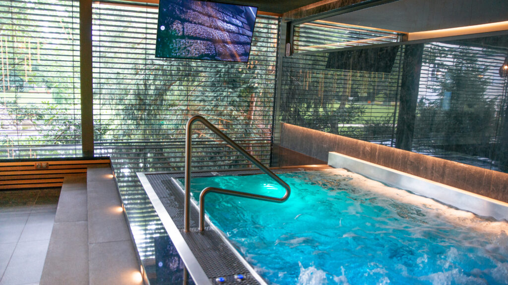 Overflow version of stainless steel hot tub
