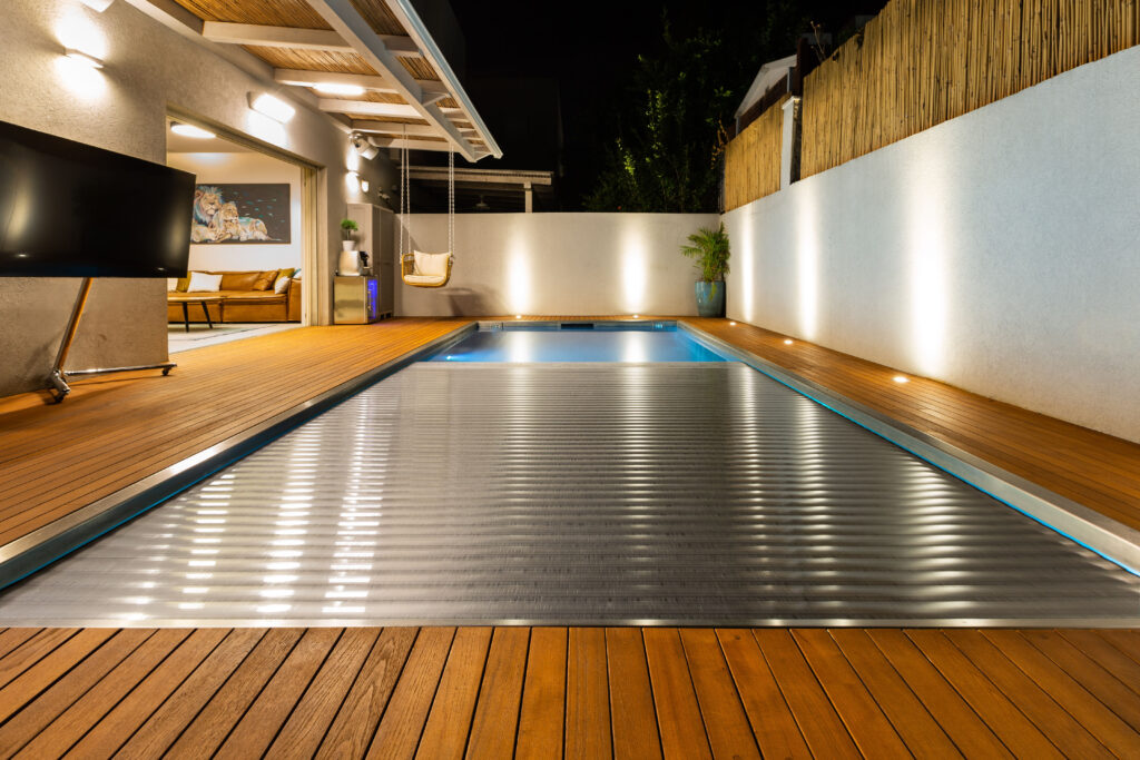Stainless steel pool with lamella cover