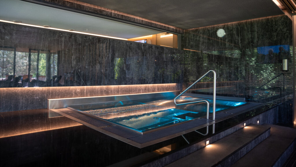 Tailor-made whirlpool in commercial wellness