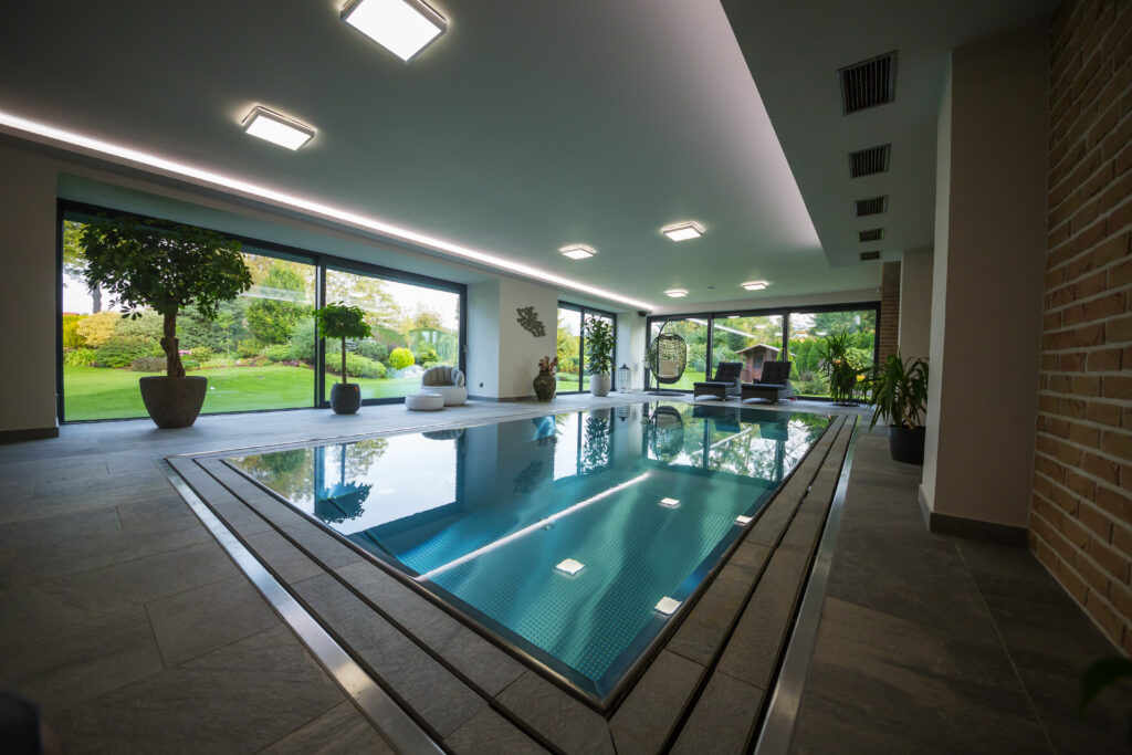 IMAGINOX stainless steel pool with an overflow
