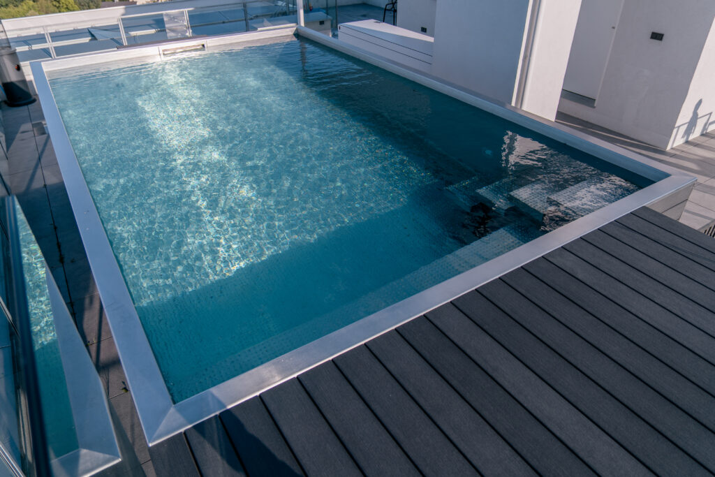 The lamella cover is hidden under the rest bench