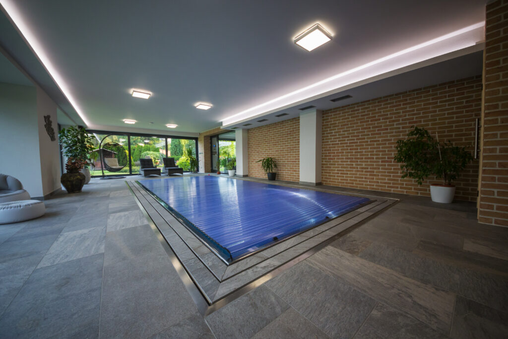 The pool is equipped with a practical lamella cover